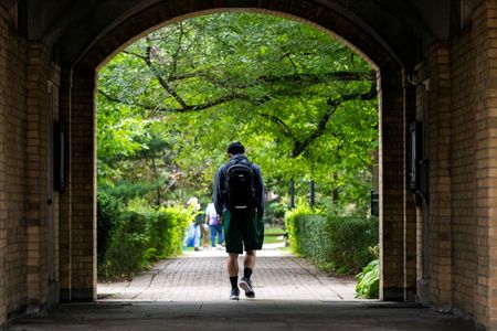 カナダ政府の公式統計によると、２０２３年第４・四半期中にインド人学生に対する留学許可件数が前期の１０万８９４０人から１万４９１０人と８６％も急減したことが分かった。資料写真、トロント大学で２０２０年９月撮影（２０２４年　ロイター／Carlos Osorio）