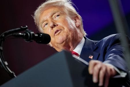 トランプ米大統領は１３日、首都ワシントンの警察を連邦政府の指揮下に置く措置を規定の３０日を超えて延長するよう議会共和党に要請すると述べ、首都に対する自らの権限行使を強化する意向を示した。７月撮影（２０２５年　ロイター/Kent Nishimura）