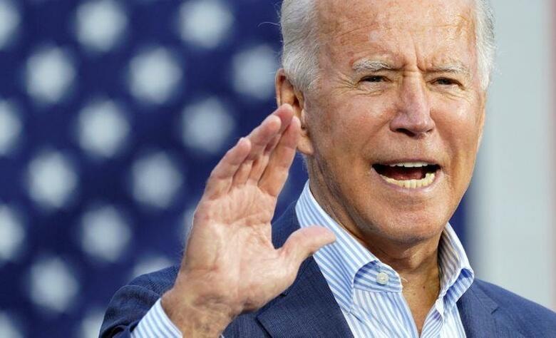 金融市場は米大統領選でのバイデン氏と議会選挙での民主党優位を織り込み、財政拡大観測による株高・金利上昇となっているが、いわゆる「バイデントレード」を疑問視する声も少なくない。写真はペンシルベニア州エリーで10日撮影(2020年　ロイター/Kevin Lamarque)