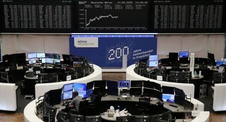 ドイツのＩＦＯ経済研究所が発表した９月の業況指数は９３．４と、前月改定値の９２．５から上昇し、５カ月連続の改善となった。フランクフルト証券取引所で１７日撮影。（２０２０年　ロイター）