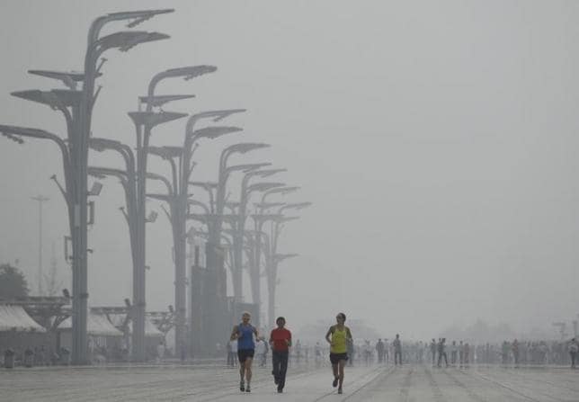 ９月２５日、中国経済が低迷するなか債務不履行に陥る借り手が増え、銀行の不良債権が急増、それと歩調を合わせ中国不良債権の流通市場が活況を呈している。北京で２４日撮影（２０１５年　ロイター／Kim Kyung-Hoon）