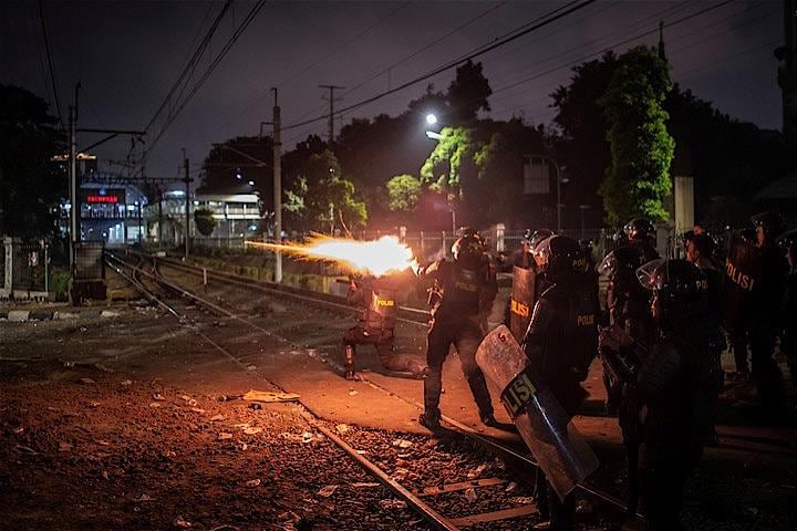 デモ隊に催涙弾を発射する警察　Antara Foto Agency - REUTERS