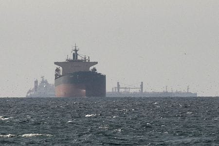 　３月２５日、日本船主協会の長沢仁志会長（日本郵船会長）は記者会見で、ホルムズ海峡が事実上⁠封鎖される中、日本政府が化石燃料調達の代替先として中央アジアや南米などを挙げていることについて、要請があれば、ペルシャ湾に向かえなくなっているタンカーを活用する形で「間違いなく応えられると思う」と述べた。写真は、ホルムズ海峡付近のペルシャ湾を航行する貨物船。アラブ首長国連邦（ＵＡＥ）北部のラアス・アル＝ハイマから１１日撮影（２０２６年　ロイター）