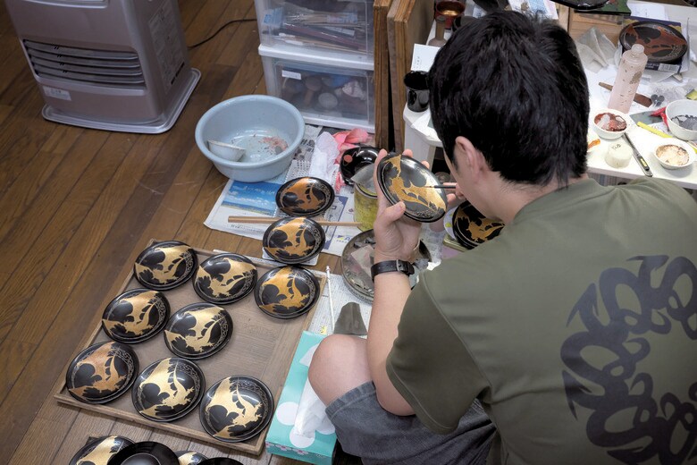 震災で自宅が倒壊したため蔦屋漆器店に間借りして仕事をする蒔絵職人の北濱智　PHOTOGRAPHS BY KOSUKE OKAHARA FOR NEWSWEEK JAPAN