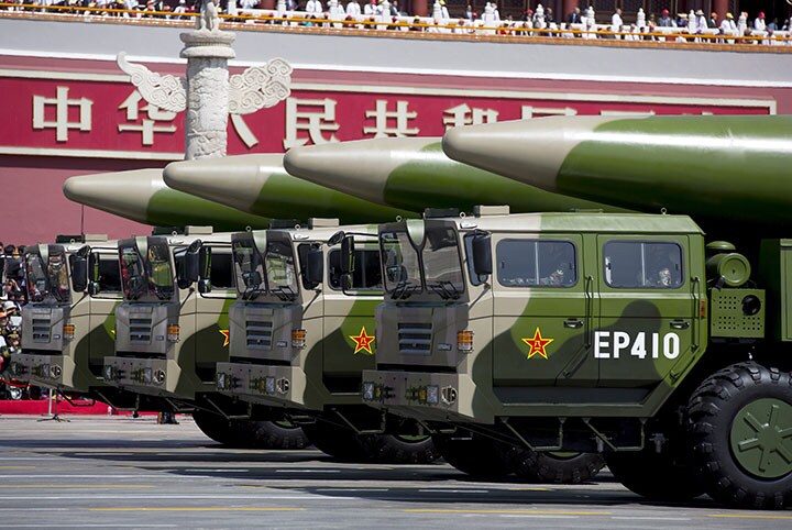 2015年の戦勝70周年記念軍事パレードに登場したDF-26「グアム・キラー」　Andy Wong-REUTERS