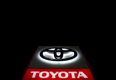 トヨタ自動車は６日、２０２４年３月期の連結業績予想（国際会計基準）を上方修正した。営業利益は従来の４兆５０００億円から４兆９０００億円に引き上げた。写真はトヨタのロゴ。愛知県で２０１０年撮影。（2024年 ロイター/Yuriko Nakao）