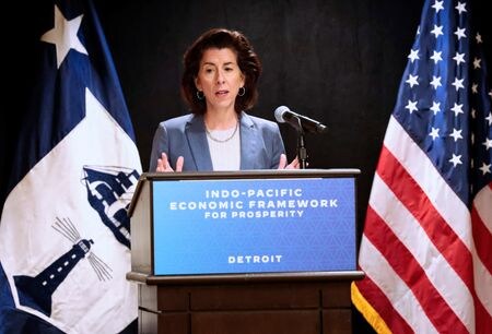 　米国主導の新経済圏構想「インド太平洋経済枠組み（ＩＰＥＦ）」に参加する１４カ国は２７日、米デトロイトで開いた閣僚会合でサプライチェーン（供給網）を強化する協定を結ぶことで合意した。写真は会見するレモンド米商務長官（２０２３年　ロイター／Rebecca Cook）