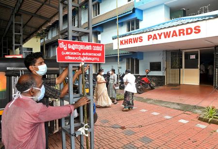 インド南部ケララ州で１３日、致死性の高いニパウイルスの感染拡大を防ぐため、一部の学校やオフィス、公共交通機関が閉鎖された。同州では２０１８年以降で４度目となるニパウイルス感染が発生しており、８月３０日以降で感染者２人が死亡。少なくとも８つの村が感染封じ込めエリアとして宣言された。写真は９月１２日、インド南部ケララ州で準備されているニパウイルス感染が疑われる患者のための病棟（２０２３年　ロイター）
