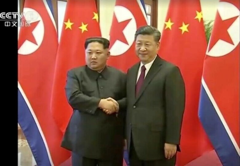３月２８日、中国国営の新華社は、北朝鮮の金正恩朝鮮労働党委員長が２５日から２８日まで中国を非公式に訪問し、習近平国家主席と会談したと伝えた。ＣＣＴＶが放送した同朝鮮労働党委員長（左）と、習近平国家主席（右）の握手する様子（2018年　ロイター）