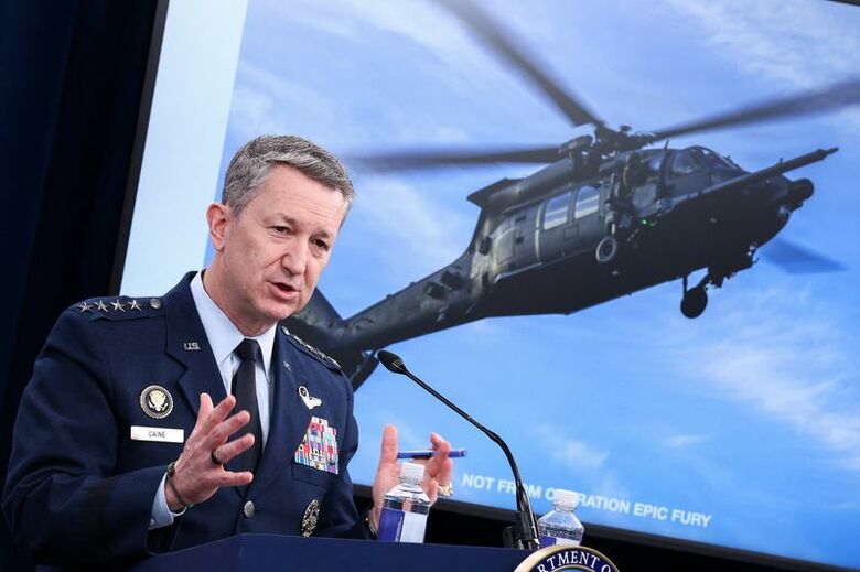 米国防総省で記者会見を行う米軍の制服組トップ、ダン・ケイン統合参謀本部議長。８日撮影。REUTERS/Kevin Lamarque