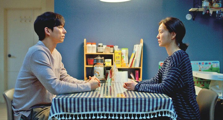 精神のバランスを崩していくジヨン（右、チョン・ユミ）を、夫デヒョン（コン・ユ）は助けようとするが　© 2020 LOTTE ENTERTAINMENT All Rights Reserved.