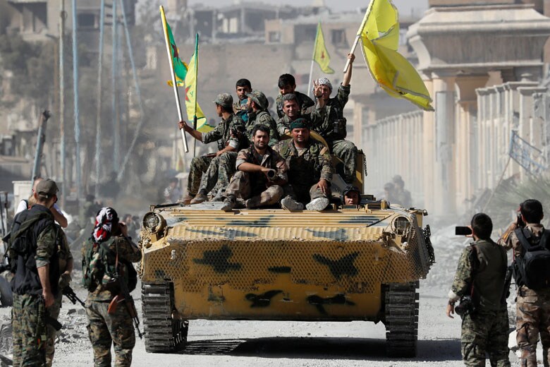 ラッカで勝利を喜ぶシリア民主軍（SDF）の戦闘員たち　Erik De Castro-REUTERS