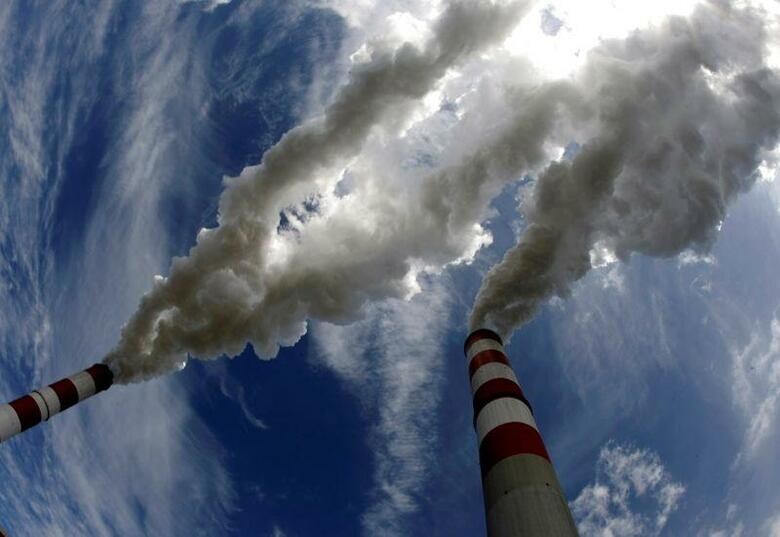 欧州連合（EU）欧州委員会は7月14日、域内の温室効果ガス排出量を2030年までに1990年比で55％減らすという目標を達成するための新たな包括的対策を発表した。ポーランド・ベウハトゥフの石炭火力発電所で2009年5月撮影（2021年　ロイター/Peter Andrews）