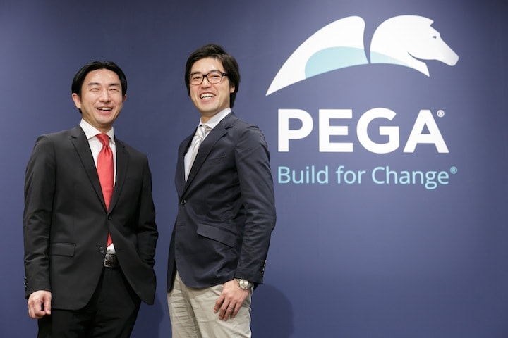 ペガジャパン代表取締役社長の渡辺宣彦氏（左）と三菱東京UFJ銀行 デジタル企画部事業開発グループ上席調査役の西田良映氏（右）：Pega Customer Engagement Summit 2017の会場にて