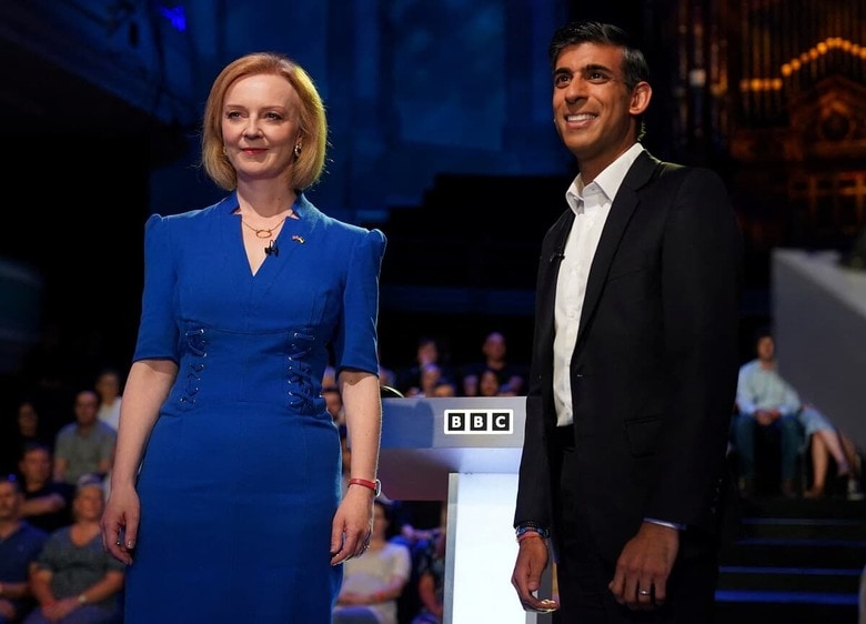 7月25日、BBCのテレビ討論会に臨んだトラス外相（写真左）とスナク前財務相（同右）。党首選でトラスが優勢なのは「保守党員になんとなく支持されているのがトラスのほうだから」　Jacob King/Pool via REUTERS