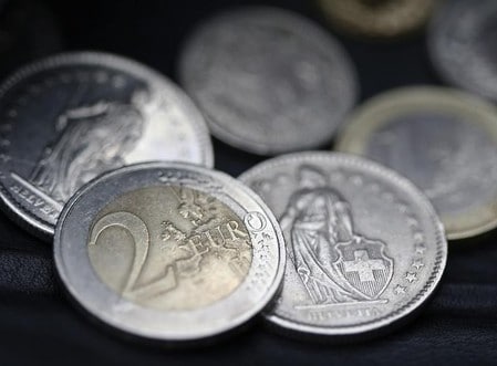 ６月９日、外国為替市場でスイスフランがユーロに対し７週間ぶりの高値をつけた。英国のＥＵ離脱懸念から安全資産とされるスイスフランへと資金が流入している。写真は２０１５年１月、ベルンで（２０１６年　ロイター/Thomas Hodel）