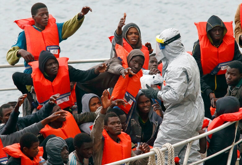 ドローンは武器にもなり、人命救出の道具にもなる（リビア沖で転覆した密航船から救出された人々。８００人以上が死亡したとみられている）　DARRIN ZAMMIT LUPI-REUTERS