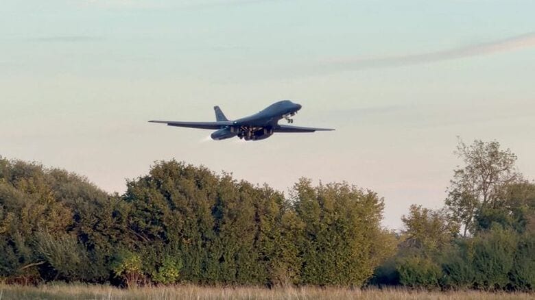 英空軍フェアフォード基地を離陸するＢ１爆撃機。10月4日、英グロスターシャー州フェアフォードで撮影。@CraigYoungMedia提供。 REUTERS