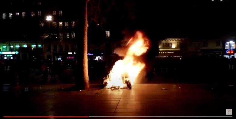 フランスで23日、年金制度改革に抗議する全国的ストライキが9日目に入り、列車の運行が中断したほか、一部の学校が休校となった。パリ市内で撮影。（2023年　ロイター/YouTube）