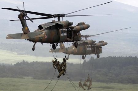　４月２７日、日米は１８年ぶりに防衛協力の指針を改定した。写真は御殿場で訓練に参加する陸自隊員。昨年８月撮影（２０１５年　ロイター／Yuya Shino）