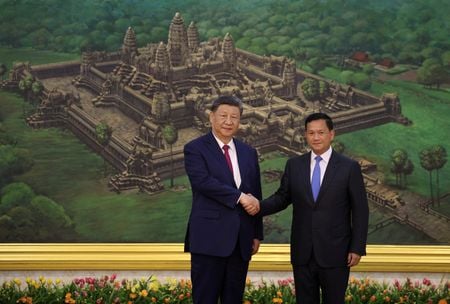 中国とカンボジアは１８日、サプライチェーン（供給網）の構築や輸送インフラでの協力関係を強化することで合意した。習主席とフン・マネット首相、１７日撮影の提供写真（２０２５年　ロイター/Agence Kampuchea Press）