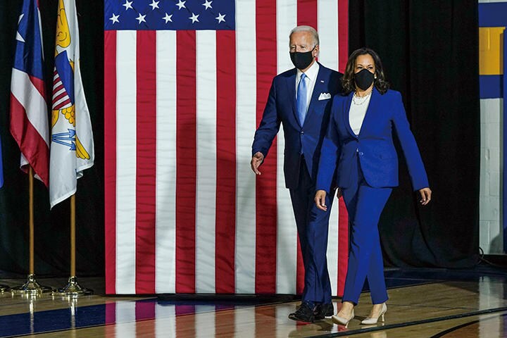 おそろいのマスク姿で2人での初演説に臨んだバイデンとハリス（右）　DREW ANGERER/GETTY IMAGES