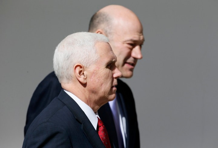 経済政策の司令塔であるコーン大統領補佐官（右）、ペンス副大統領と　Jim Bourg-REUTERS
