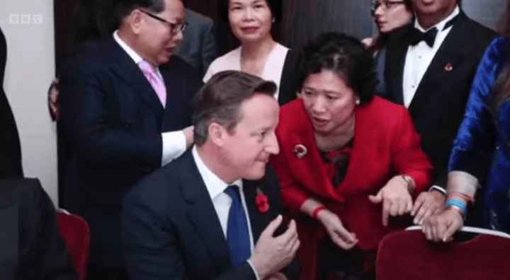 英保守党のデービッド・キャメロン首相（当時）と言葉を交わすクリスティン・リー　BBC/YouTube　