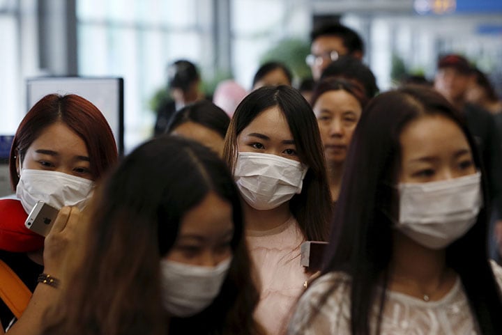 2015年に中東呼吸器症候群（MERS）が流行した韓国では感染予防のためにマスクをする搭乗客の姿が　Kim Hong-Ji-REUTERS
