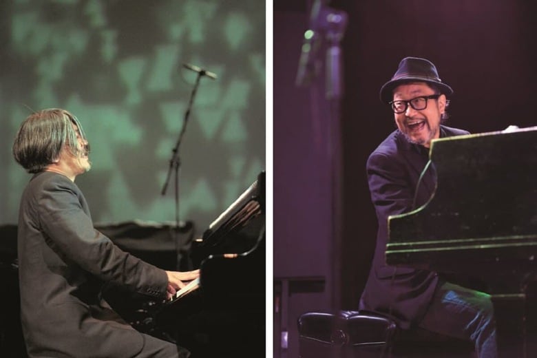 ニューヨークで演奏する坂本（左、1998年2月）と大江（右、2016年7月）。80年代から縁が続いた   PND RECORDS & MUSIC PUBLISHING INC.,  EBET ROBERTS／GETTY IMAGES