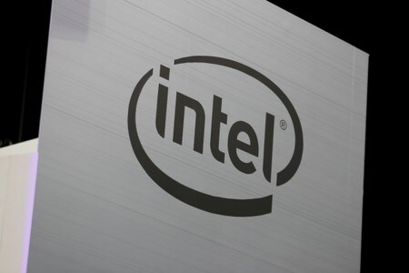 １０月２１日、米半導体大手インテルは、ソフトバンクグループ傘下の投資会社が特許権を買い集め、ハイテク企業を次々に訴えている行為は反トラスト法（独占禁止法）に違反している、とカリフォルニア州北部地区連邦地裁に提訴した。写真はインテルのロゴ。ロサンゼルスで２０１８年６月撮影（２０１９年　ロイター/Mike Blake）