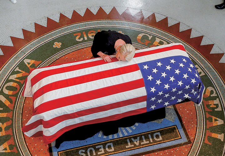 夫のひつぎに寄り添うマケイン夫人（8月29日、アリゾナ州フェニックス）　REUTERS