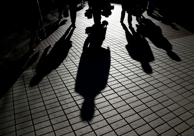 東京の金融街を歩く歩行者の影。2017年1月26日撮影。   REUTERS/Kim Kyung-Hoon