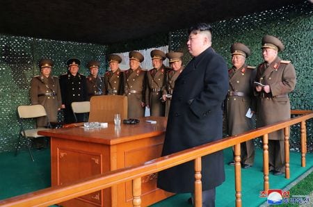 ３月２０日、北朝鮮の金正恩朝鮮労働党総書記は、戦争を抑止するため、北朝鮮はいつでも核攻撃が可能な態勢にあるべきだと述べ、米韓が米国の核能力を含めて合同軍事演習を拡大していると非難した。写真は演習を視察する金総書記。KCNAが１０日配信（２０２３年　ロイター）
