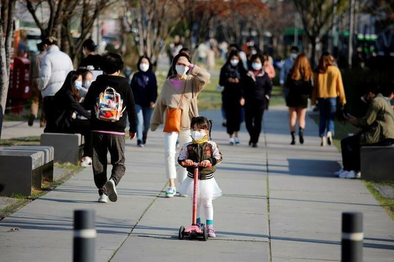 韓国疾病予防管理局（KCDC）の6日の発表によると、国内の新型コロナウイルスの新たな感染者は47人と、前日の81人から減少し、2月29日にピークを付けて以降初めて50人を下回った。写真はソウルで3日撮影（2020年　ロイター／Heo Ran）