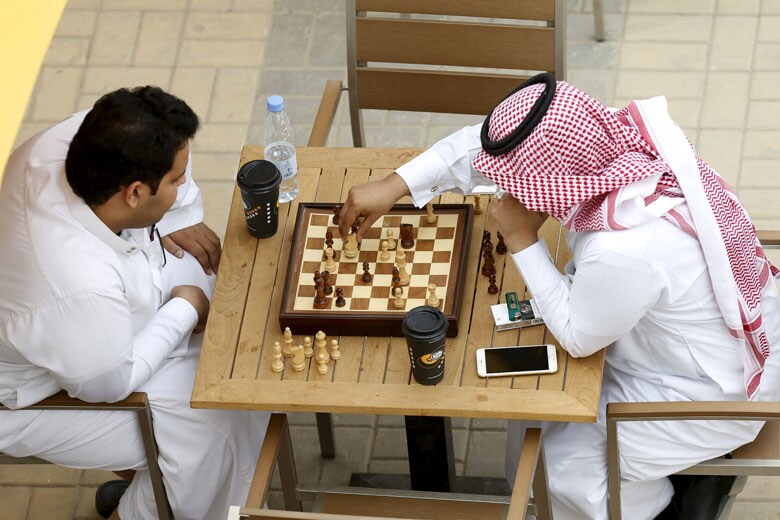 サウジアラビアの首都リヤドの街角でチェスに興じる男性　Faisal Al Nasser-REUTERS