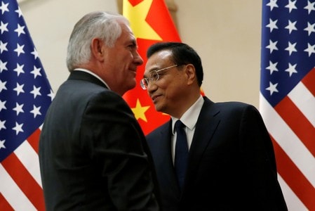 　１１月９日、ティラーソン米国務長官（写真左）は、トランプ大統領による今回の訪中で、中国が領有権を主張する南シナ海の問題について米中両国が率直な意見交換をしたと明らかにした。写真は９日北京で撮影、写真右は中国の李克強首相（２０１７年　ロイター／Jonathan Ernst）