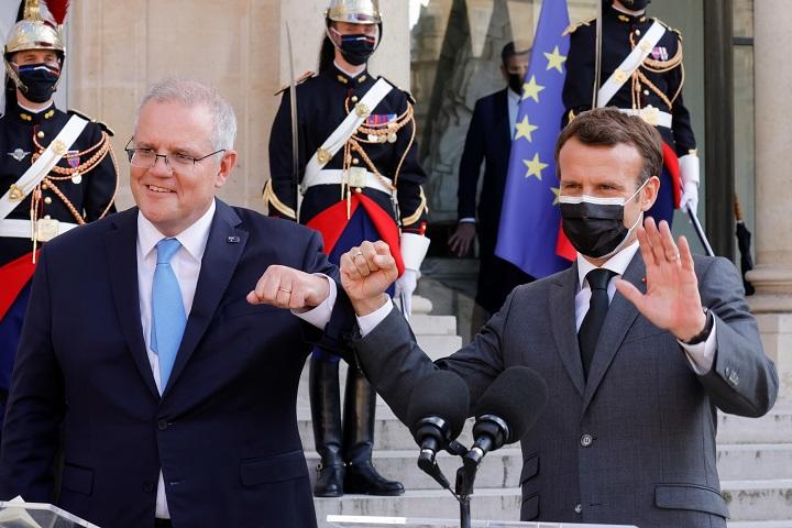 豪モリソン首相と仏マクロン大統領（21年6月）　PASCAL ROSSIGNOL-REUTERS