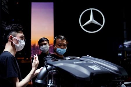 ４月２３日、 独自動車大手ダイムラーは２０２１年の利益見通しを引き上げた一方、世界的な半導体不足が第２・四半期の売り上げに引き続き影響する可能性があるとの見方を示した。上海の自動車ショーのメルセデス・ベンツのブースで１９日撮影（２０２１年　ロイター/Aly Song）