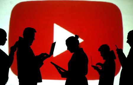 　７月２０日、米アルファベット傘下グーグルの動画共有サイト「ユーチューブ」は、米国で有料サービス「プレミアム」の料金を月額、年額ともに引き上げた。写真はユーチューブのロゴのイメージ。２０１８年３月撮影（２０２３年　ロイター/Dado Ruvic）