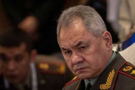 イラン訪問中のロシアのショイグ国防相は２０日、ロシアとイランに対する西側諸国の制裁圧力は「無益」とし、両国の関係は「新たな段階」に達していると述べた。４月撮影（２０２３年　ロイター/Adnan Abidi）