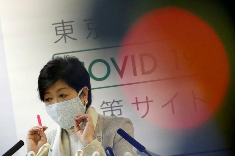 東京都は、新型インフルエンザ対策特別措置法に基づく緊急事態宣言を受け、ネットカフェやパチンコ店など休業指定業種を公表した。写真は会見を行う小池都知事。（2020年　ロイター／Issei Kato）