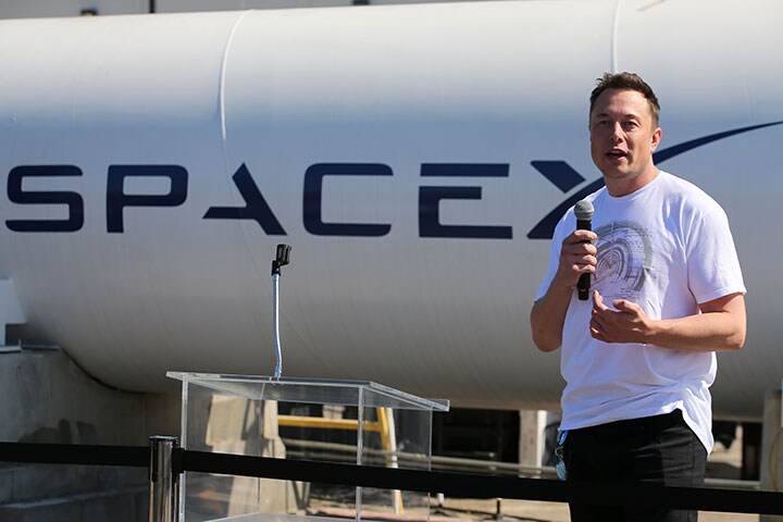 父と同様、技術者・実業家として成功しているイーロン・マスク　Mike Blake- REUTERS