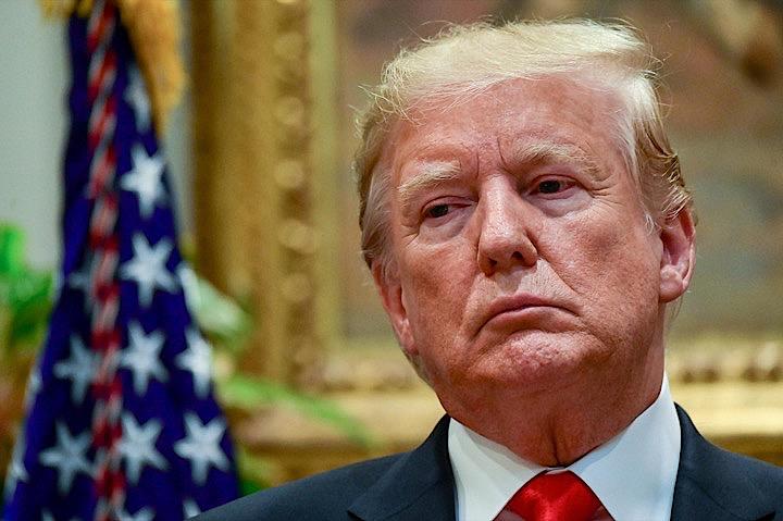 アフガニスタンの反政府勢力タリバンは、トランプ米大統領（写真）がタリバンの有力指導者と同国のガニ大統領をワシントン郊外に招いて行う予定だった秘密会談を中止したことを受けて声明を出し、「米国でさらに命が失われることになる」と警告した。写真はワシントンで4日撮影（2019年　ロイター／Erin Scott）