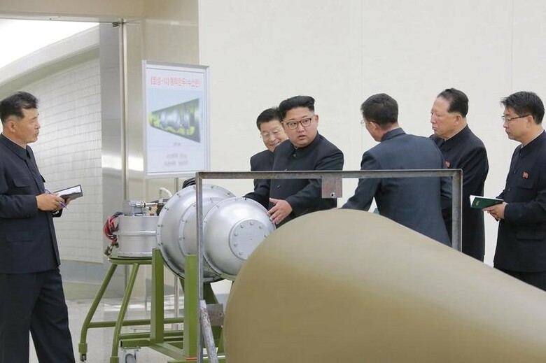 ９月３日、北朝鮮が３日に過去最大規模となる６回目の核実験を実施したことで、北朝鮮の唯一の同盟国である中国に強硬な対応を求める圧力はさらに強まる見通しだ。写真は核兵器プログラムについて指導する北朝鮮の金正恩朝鮮労働党委員長。提供写真。KCNAが配信（２０１７年　ロイター）