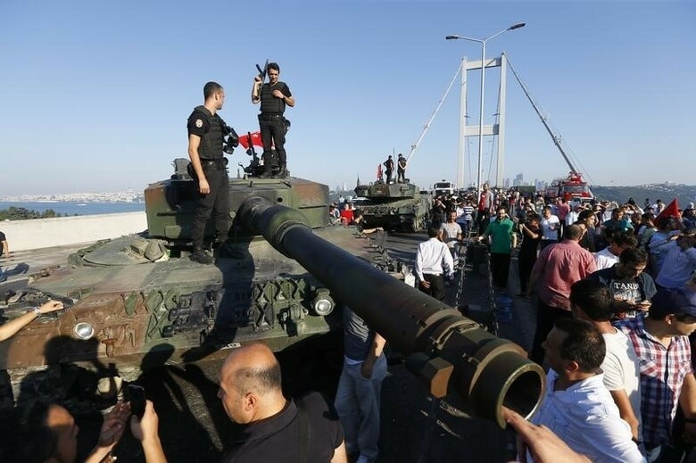 ７月１６日、トルコ軍参謀総長代行はＣＮＮトルコで放送された会見で、クーデターは失敗に終わり、再び起きることはないと語った。写真は、反乱軍兵士の投降後、戦闘車両を確保する武装警官。イスタンブールで１６日撮影（２０１６年　ロイター/Murad Sezer）