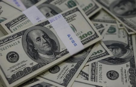 　午後３時のドル／円は、ニューヨーク午後５時時点に比べ若干ドル高／円安の１２３円後半。午前１１時過ぎからドル買い／円売りの勢いが強まると、上値めどとみられていた１２４．１４円を一気に上抜け、２００２年１２月以来、１２年５カ月ぶりの高値となる１２４．３０円をつけた。ソウルで２０１３年８月撮影（２０１５年　ロイター/ Kim Hong-Ji）