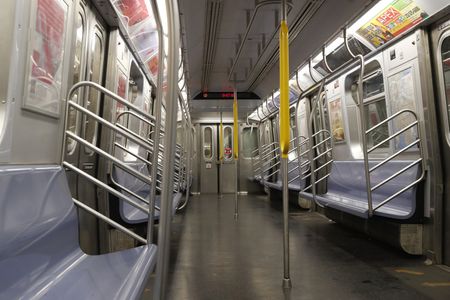 米ニューヨーク（ＮＹ）の地下鉄を運営する都市交通局（ＭＴＡ）は、市内地下鉄の全車両に防犯カメラを設置する。資料写真、２０２０年３月撮影（２０２２年　ロイター／Lucas Jackson）