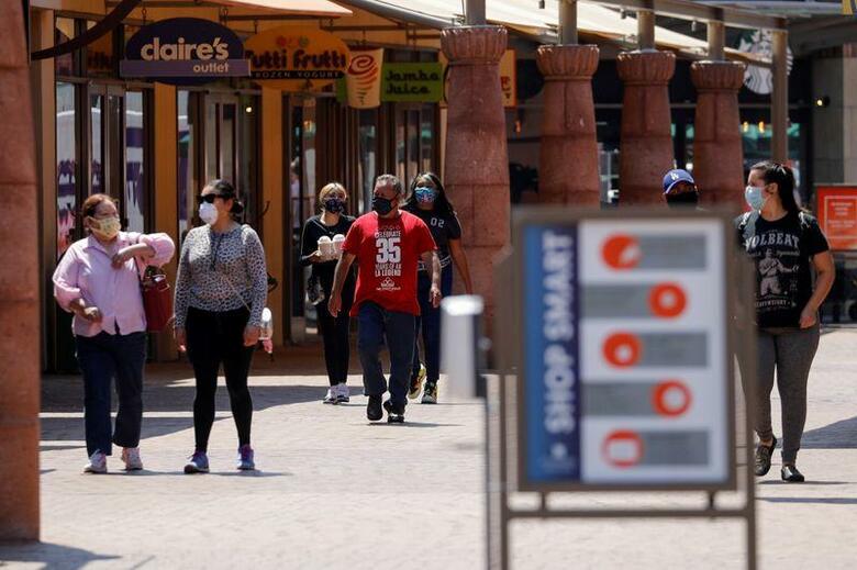 米経済は活動再開から１カ月の節目を迎えるが、景気回復のペースおよび継続性も、米国がコロナウイルスの感染を抑え込めるかどうかも、依然として不透明だ。写真は５月２８日、カリフォルニア州コマースの商業施設で撮影（２０２０年　ロイター/Mike Blake）