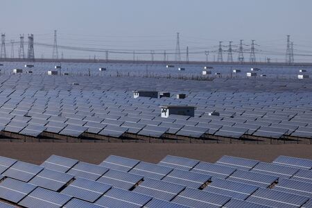 ヘルシンキを拠点とするエネルギー・クリーンエア研究センター（ＣＲＥＡ）の調査によると、中国の上半期の二酸化炭素（ＣＯ２）排出量は前年同期比で１％減少した。写真は２０２４年１０月、甘粛省で撮影（２０２５年　ロイター/Tingshu Wang）